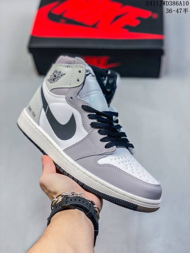 耐克 Nike Air Jordan 1 Retro High OG 乔丹一代篮球鞋复刻运动鞋 皮面高帮板鞋的设计灵感源自运动夹克，带你重温入选球队时刻。采用经