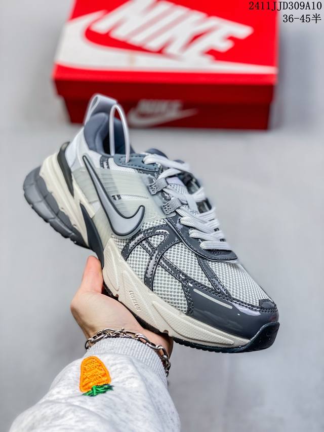 Nike 耐克 V2K Run 减震防滑 复古低帮跑步鞋 超火复古跑鞋，采用太空革组合呼吸网眼布鞋面材质，搭载正确4层组合底模，嵌入TPU加固稳定模块,双层MD