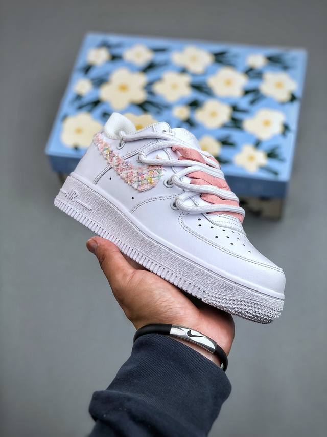 Nike Air Force 1'07 Low 粉色小香风 空军一号低帮休闲板鞋 DH9999-334 #此款设计灵感以少女粉主题，配色上以粉白色为主，鞋后侧爱