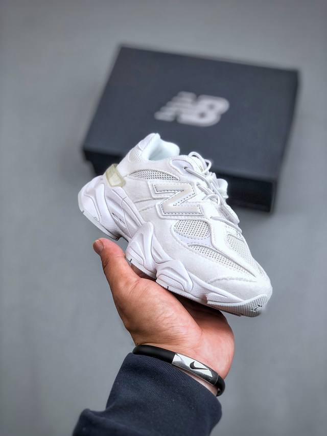 童鞋 Joe Freshgoods x New Balance NB9060 联名款 复古休闲运动慢跑鞋 鞋款灵感源自设计师本人对夏日的怀日回忆。鞋面大身由空间