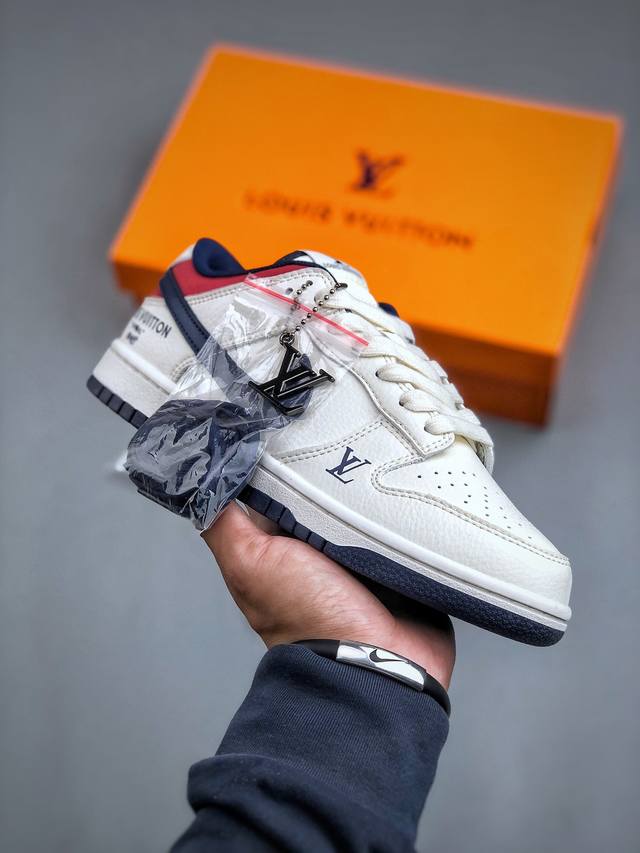 LV x Nike Dunk Low 米蓝红此款主张打破传统的工业化流水线设计限制，以Made by ideas的超级创意为理念，集结众多潮流设计师，结合时下最