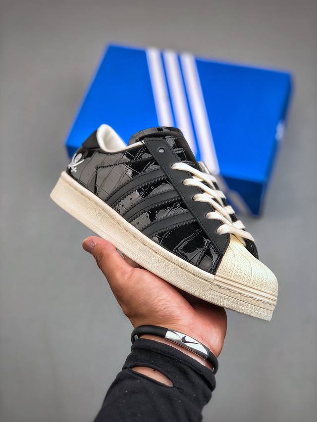 Adidas Originals SUPERSTAR 渠道正品订单 贝壳头经典小白板鞋 专柜上架同步配色 全鞋进口头层皮料打造。区别市面普通真标版本，进出专柜无