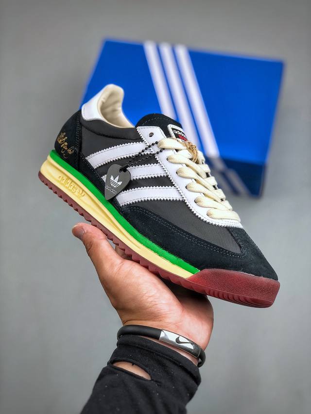 adidas Originals SL 72 RS 阿迪休闲防滑耐磨低帮板鞋经典低帮设计和橡胶外底，采用舒爽尼龙鞋面，绒面革饰面和皮革细节搭载着 Ecotex