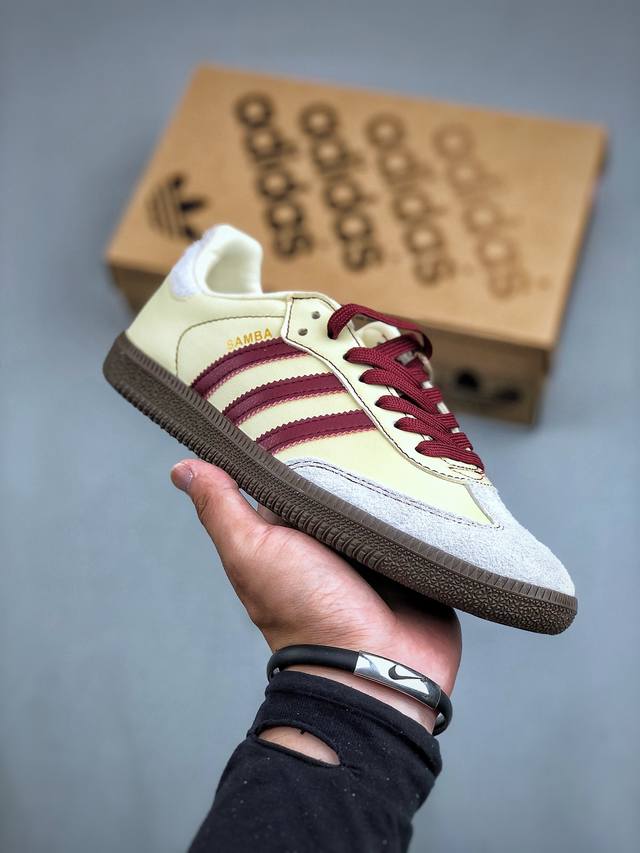 adidas Samba OG 米白酒红 此款以简约大方的造型设计，给人以随性休闲的时尚格调，穿着舒适轻便，运动灵活自如，满足日常个性穿搭。货号：IG 7 尺码