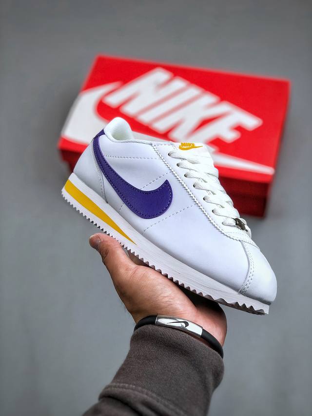 Nike Classic Cortez 全新配色经典阿甘休闲跑步鞋 纯粹而执着的精神，使得Cortez种在了一代人的心里，无论是否喜欢它复古的鞋型，一双Nike