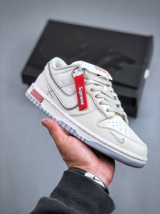 NIKE DUNK SB LOW 定制配色 Dunk SB顾名思义，具有经典的Dunk血缘，又注入了更多的时尚元素。相较于普通的Dunk滑板鞋，改良版的Dunk