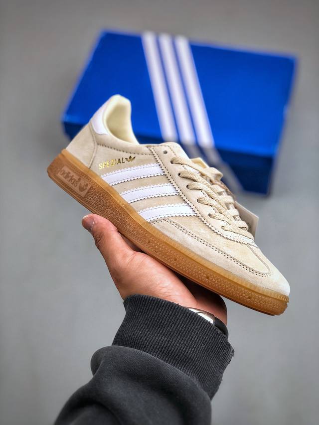 adidas ordinals Handball Spzl 灰白此款鞋采用近几年比较流行的版型设计，外观时尚大气。鞋底采用耐磨的材质，穿上它，让您感觉到舒适的体