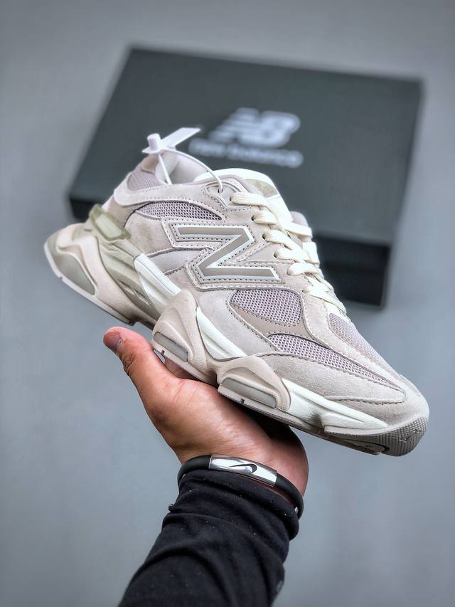 Joe Freshgoods x New Balance NB9060 联名款 复古休闲运动慢跑鞋 鞋款灵感源自设计师本人对夏日的怀日回忆。鞋面大身由空间双格及