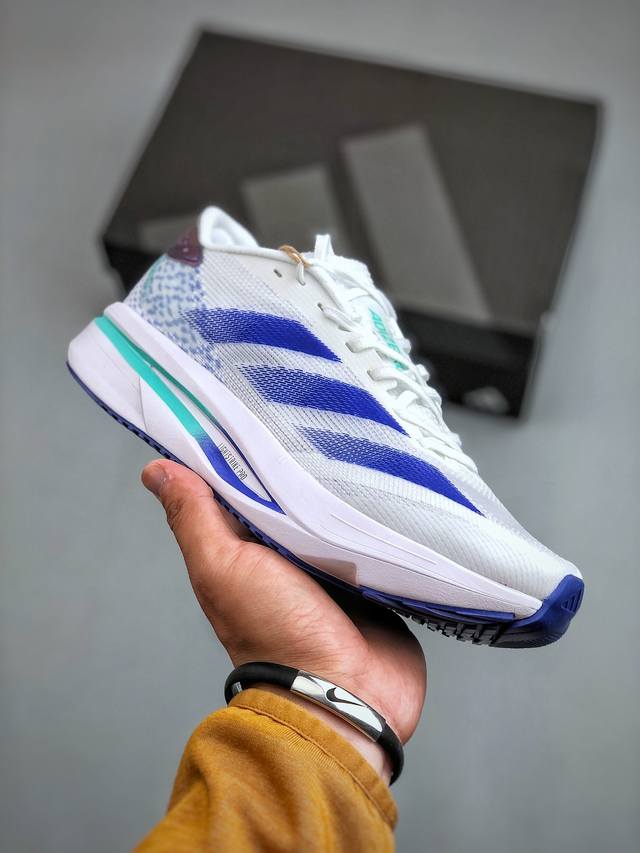 Adidas Adizero SL2 W透气网眼竞速跑鞋冲向目标，一路向前，不断挑战和突破自我。无论是平时训练还是马拉松，让这款adidas跑步鞋伴你畅快开跑。