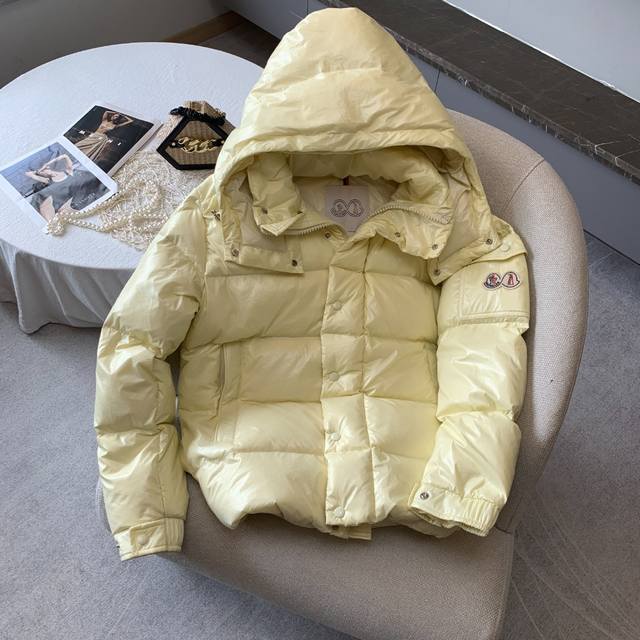 顶级版本，随意对比』 Moncler｜盟可睐 蒙口 Maya 玛雅70周年限定款 短款羽绒服 描述： Maya羽绒服专为庆贺 70周年重新诠释，全新色调焕新标志