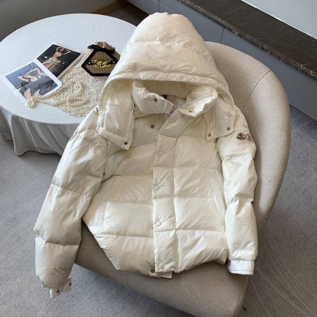 顶级版本，随意对比』 Moncler｜盟可睐 蒙口 Maya 玛雅70周年限定款 短款羽绒服 描述： Maya羽绒服专为庆贺 70周年重新诠释，全新色调焕新标志