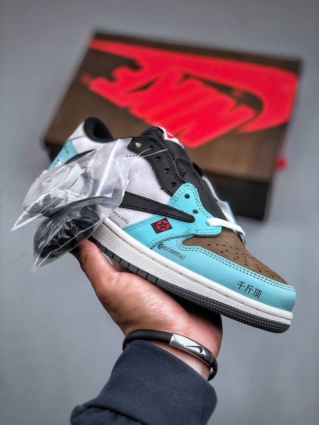 Travis Scott x Air Jordan 1 Low 灰黑蓝 千斤顶倒钩低帮 整双鞋以全荔枝皮打造，腰身搭配白色 倒勾 ，再点缀上Travis Sco