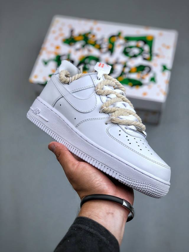 Nike Air Force 1'07 Low 白色解构 空军一号低帮休闲板鞋 CW 8-046 #设计灵感来源于极简主义。此款在原鞋的基础上进行轻定制，配色保