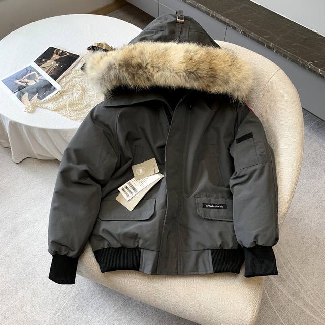 顶级版本，随意对比 Canada Goose 加拿大鹅 01款 Chilliwack系列飞行员夹克 7999M 产品配色：黑色，米白色，天蓝色，石墨灰，深蓝 尺