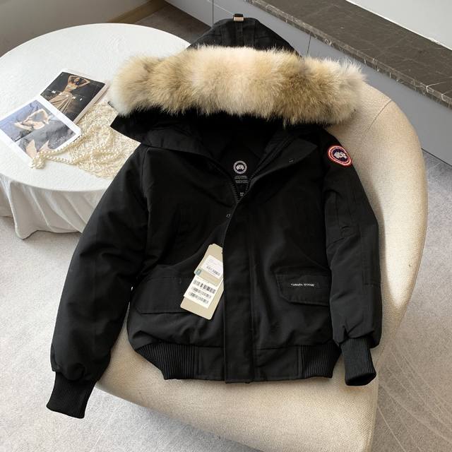 顶级版本，随意对比 Canada Goose 加拿大鹅 01款 Chilliwack系列飞行员夹克 7999M 产品配色：黑色，米白色，天蓝色，石墨灰，深蓝 尺