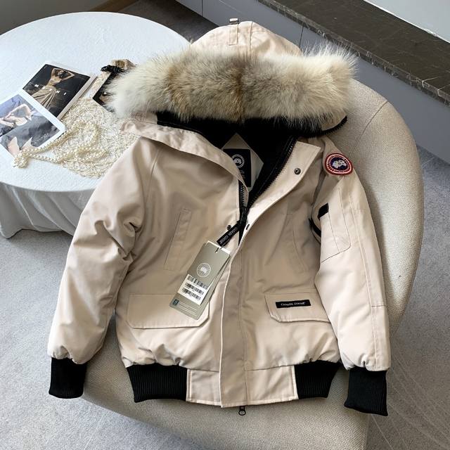 顶级版本，随意对比 Canada Goose 加拿大鹅 01款 Chilliwack系列飞行员夹克 7999M 产品配色：黑色，米白色，天蓝色，石墨灰，深蓝 尺