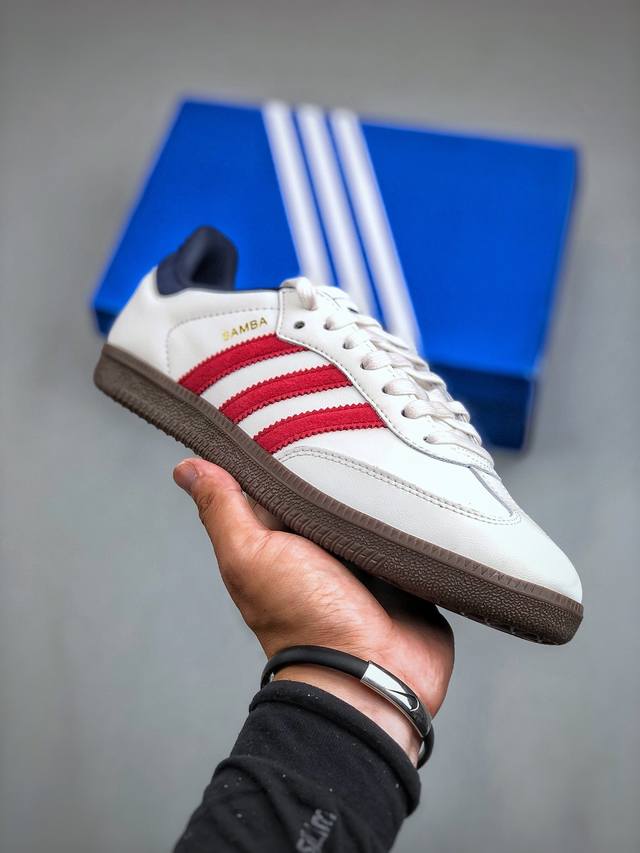 RS版 Adidas originals Samba OG 白红蓝此款以简约大方的造型设计，给人以随性休闲的时尚格调，穿着舒适轻便，运动灵活自如，蓝满足日常个性