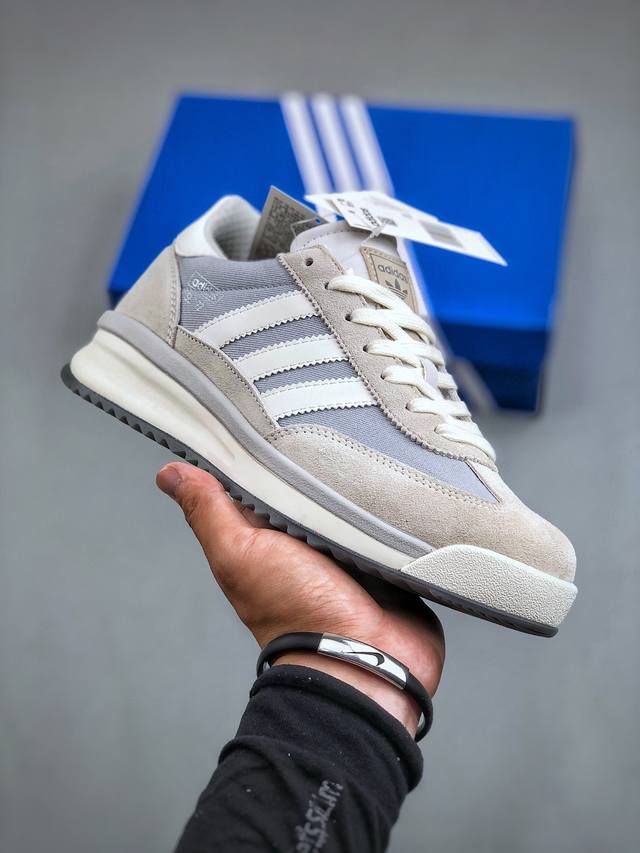 Adidas Originals SL 72 RTN 阿迪经典复古慢跑鞋 鞋款采用舒爽防水牛津鞋面、绒面革饰面和皮革细节等设计。与此同时，搭载着 Ecotex