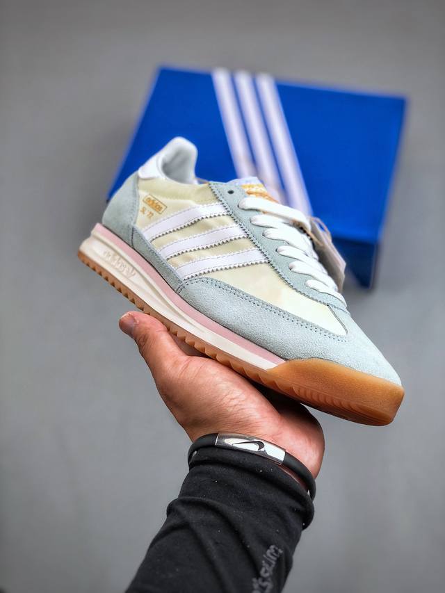 Adidas Originals SL 72 OG JI2499 阿迪经典复古慢跑鞋款采用舒爽尼龙鞋面、绒面革饰面和皮革细节等设计。与此同时，搭载着 Ecote