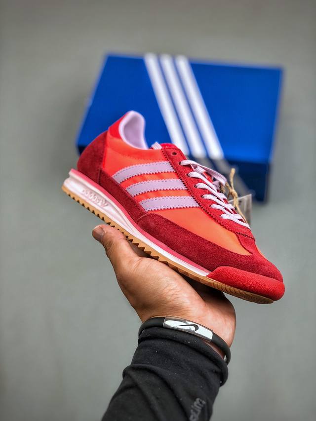 Adidas Originals SL 72 OG JH7392 阿迪经典复古慢跑鞋款采用舒爽尼龙鞋面、绒面革饰面和皮革细节等设计。与此同时，搭载着 Ecote