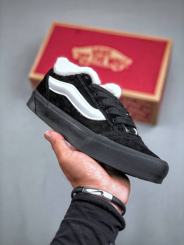 Vans Knu Skool 百搭休闲防滑减震低帮 板鞋男女同款vans 黑武士加绒款 颜色：vans 面包黑白条加绒 货号：VN0009QCBMA 尺码：35