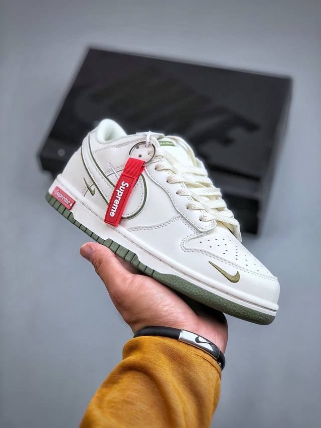 Supreme x Nike Dunk Low 米白绿勾此款主张打破传统的工业化流水线设计限制，以Made by ideas的超级创意为理念，集结众多潮流设计师