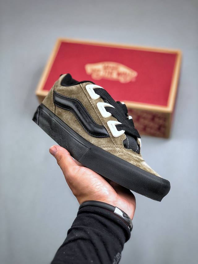 Vans Knu Skool DR 棕灰黑武士 “DR新系列面包鞋，个性十足”DR新款是对90年代经典风格的重新诠释，Vans将现在的Knu Skool的“宽大