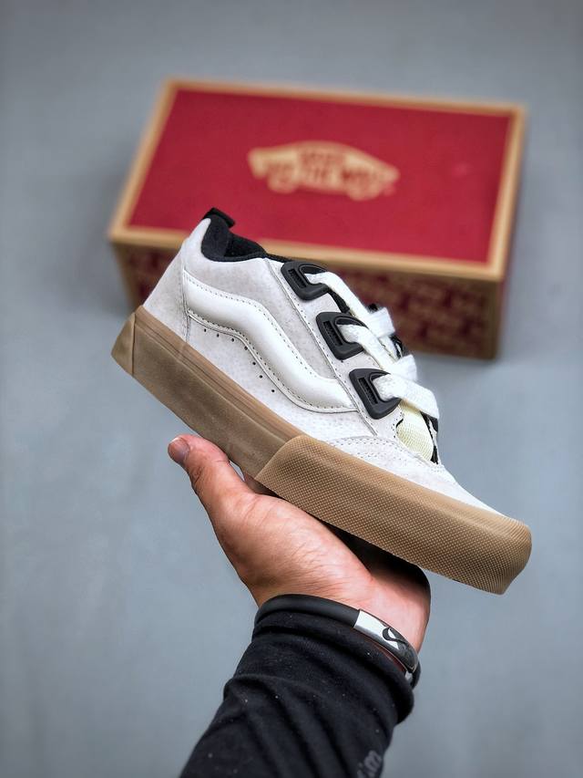 Vans Knu Skool DR 米白色 “DR新系列面包鞋，个性十足”DR新款是对90年代经典风格的重新诠释，Vans将现在的Knu Skool的“宽大”特