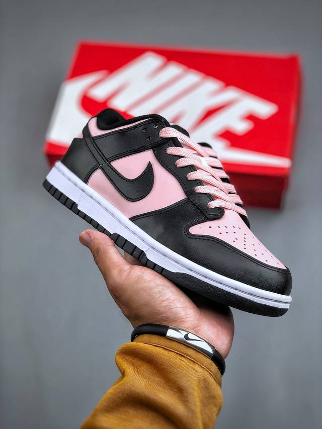 Nike Dunk Low Black 黑粉此款灵感来源于戈壁滩上的树莓，整双鞋以黑粉撞色为主题，简约而不简单。双层解构的设计为鞋子本身增加质感，适合辣妹穿搭。