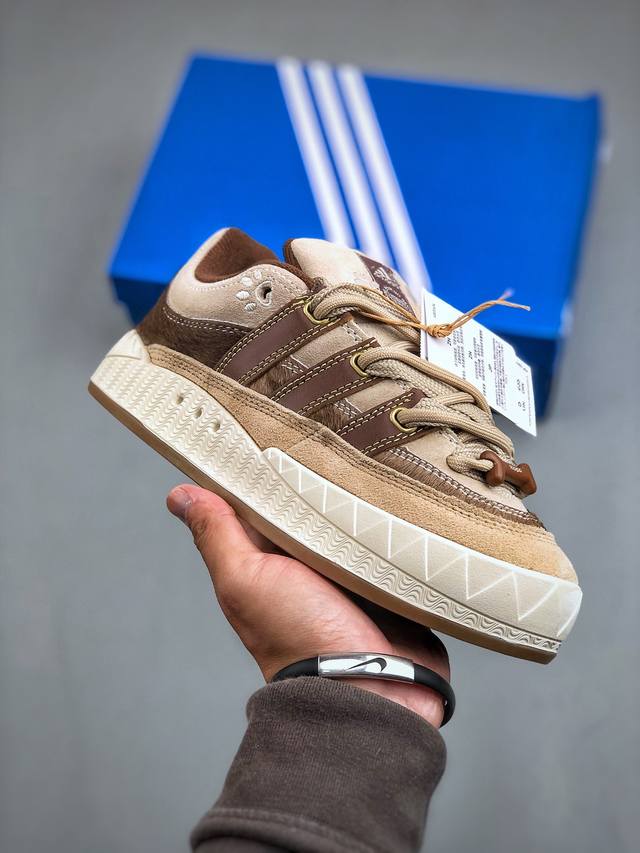 Adidas Adimatic Low 马蒂奇系列低帮 复古鲨鱼面包鞋运动休闲滑板板鞋 整个鞋面由色彩艳丽的麂皮制成 搭配品牌标志性大尺寸三条纹 Logo 超宽