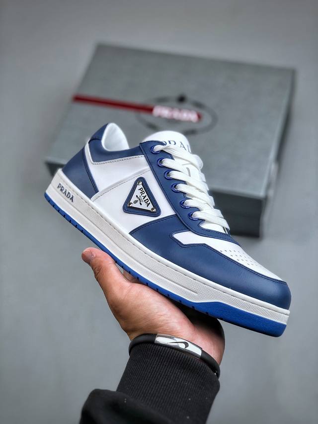 广东原装品质 普拉达Prada Downtown Low Sneakers 闹市区系列低帮系带百搭休闲运动小白板鞋“皮革黑白熊猫三角标” 男鞋广东原产#原楦数据