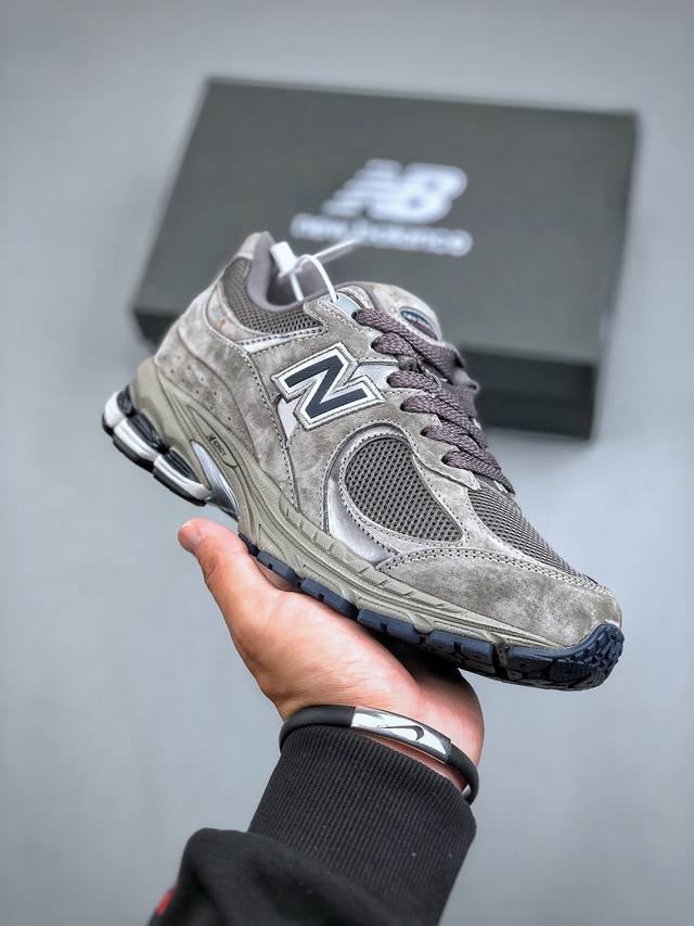 New Balance WL2002 复古休闲跑步鞋 ML2002RA #鞋款延续了经典科技，升级版N-ERGY缓震物料机能与材质上脚太舒适了，鞋面的柔软麂皮搭