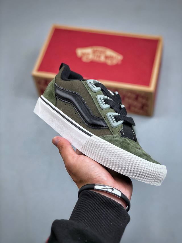 Vans Knu Skool DR 墨绿黑森 “DR新系列面包鞋，个性十足”DR新款是对90年代经典风格的重新诠释，Vans将现在的Knu Skool的“宽大”