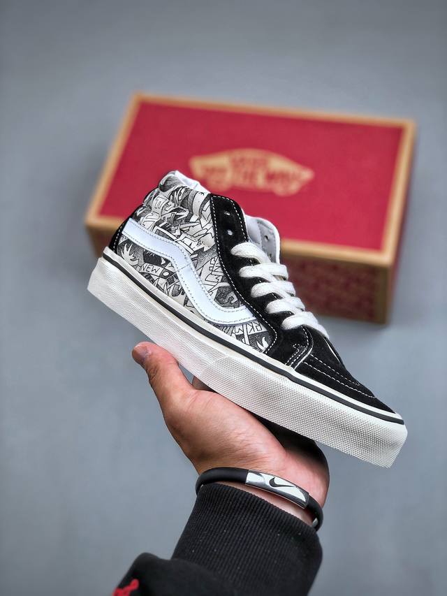 Vans Sk8-Mid SNS 黑白涂鸦中帮 以当地 Venice 沙滩为主题，设计上致敬 0和1990年代滑板者、冲浪者和鹿克爱好者的穿着。鞋面整体以黑白为