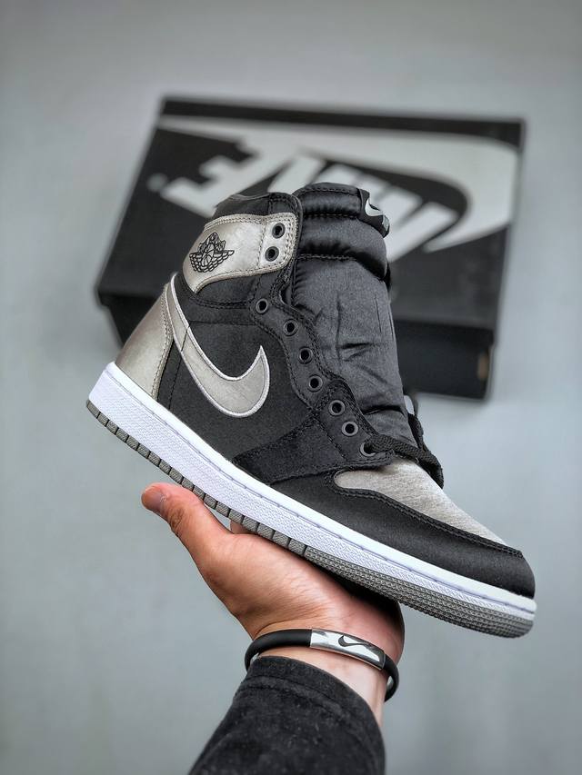 Nike Air Jordan AJ1 Retro High 黑灰丝绸 极限压缩利润空间 超乎所想的高性价比 用料绝不含糊 上手即享受质感 工艺方面大到整体鞋型