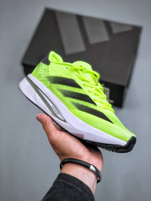 Adidas Adizero SL2 W透气网眼竞速跑鞋冲向目标，一路向前，不断挑战和突破自我。无论是平时训练还是马拉松，让这款adidas跑步鞋伴你畅快开跑。