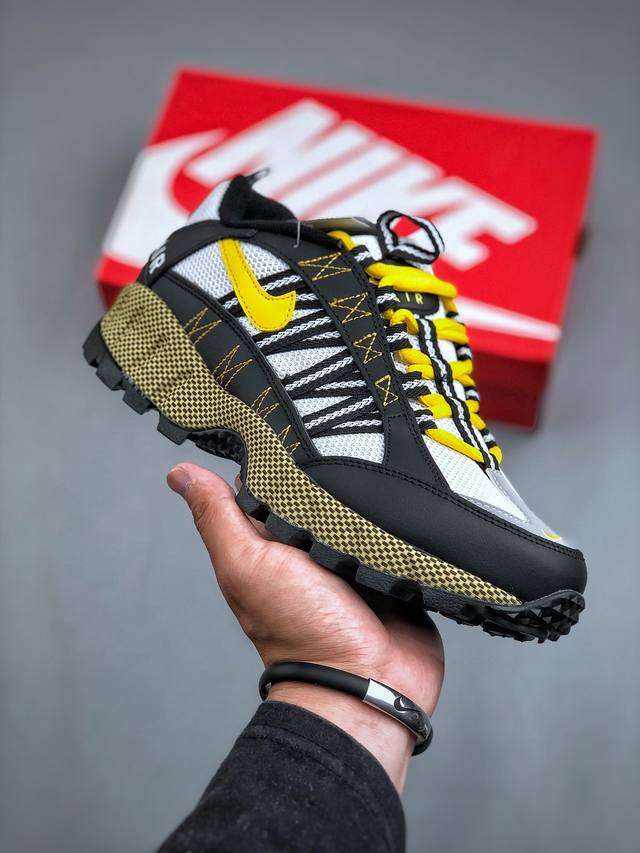 Jacquemus x Nike Air Humara Lx 联名复古户外运动鞋 简约复古的造型凸显了皮革鞋身的质感。整体造型很好地融合了网球和户外风格，也摆脱