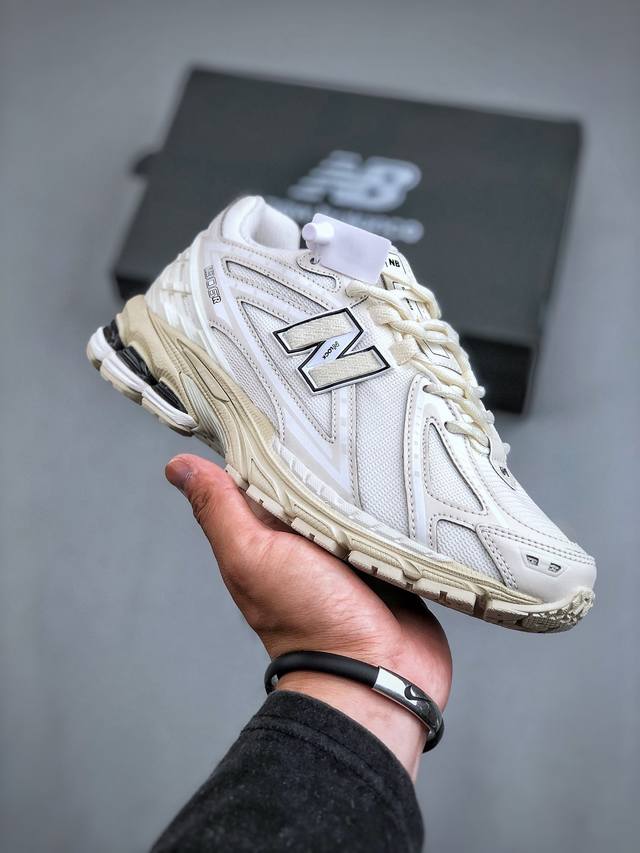 New Balance M1906系列复古单品宝藏老爹鞋款 复古元素叠加 质感超级棒 楦版型材料细节做工精细 作为NB最经典的档案鞋型之一 与2002一样，19