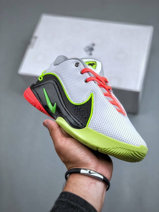 NIKE LeBron XXII 詹姆斯22代签名篮球鞋 FZ1095-105 采用全新中足鞋鞍翼结构，作为护栏保护的同时提供自然的控制感和稳定性，令下一代运动