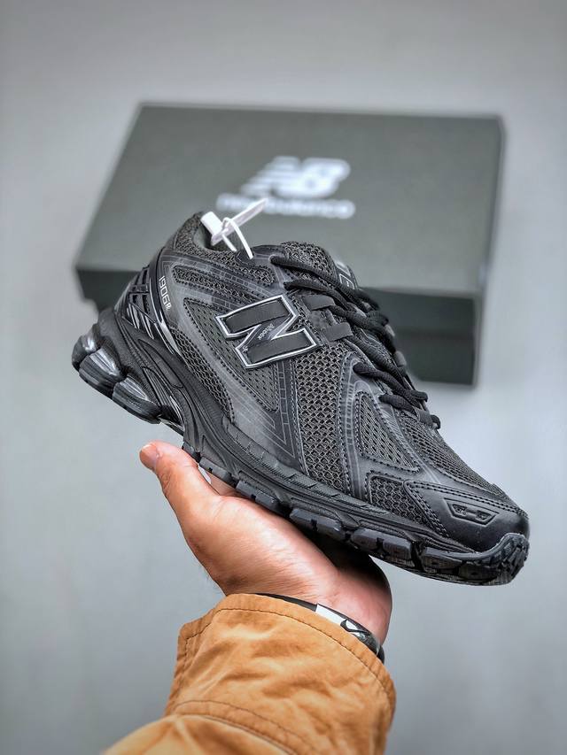 New Balance M1906系列复古单品宝藏老爹鞋款 复古元素叠加 质感超级棒 楦版型材料细节做工精细 作为NB最经典的档案鞋型之一 与2002一样，19