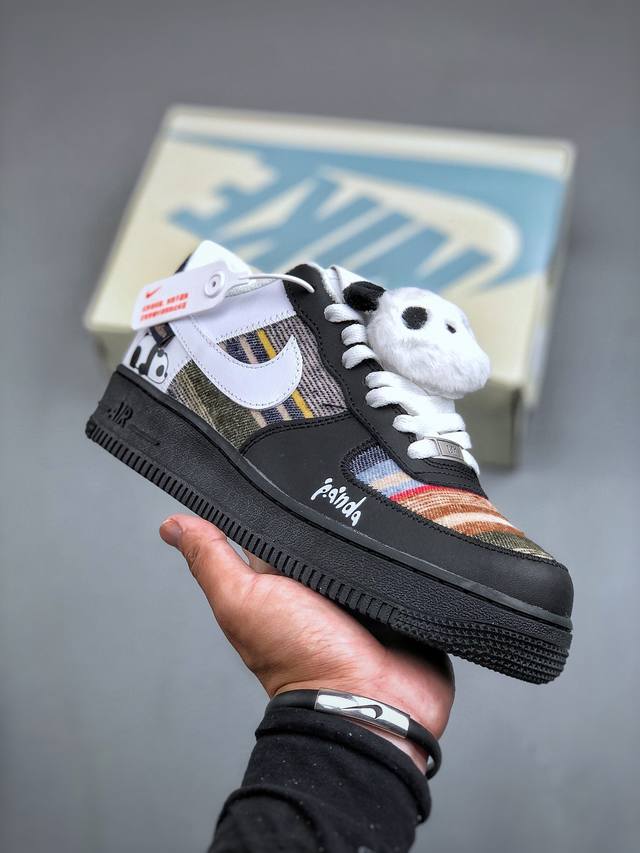 Nike Air Force 1'07 Low 慵懒熊猫 空军一号低帮休闲板鞋 #设计灵感来源于国宝大熊猫，整双鞋以黑白色为主题配色，小图案点缀，简约而不简单。