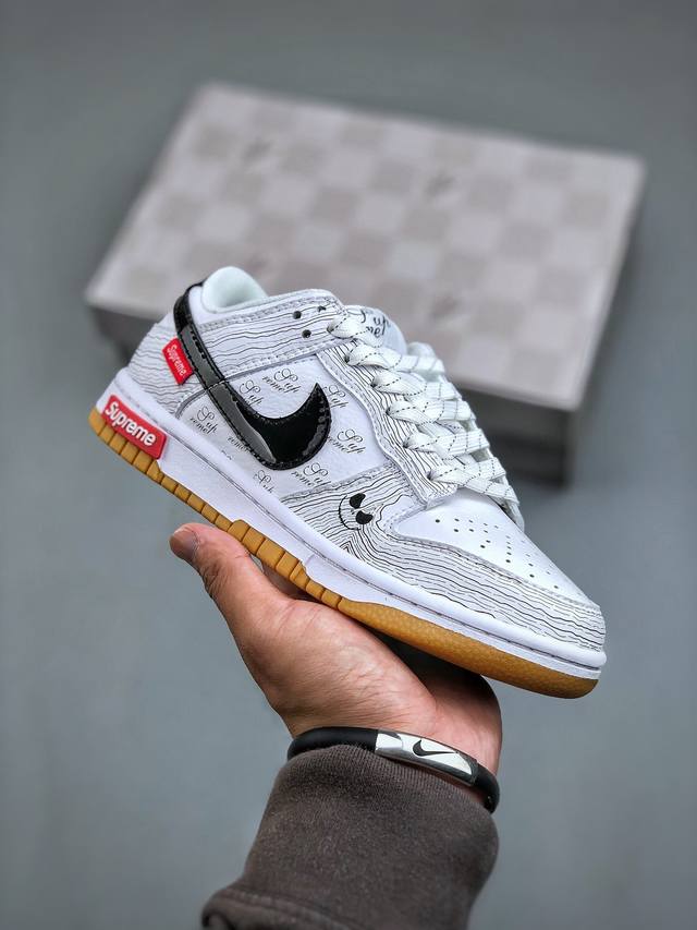 Supreme x Nike Dunk Low 联名-生胶鬼脸 SB低帮休闲板鞋 XD6188-034 #美国街头滑板鞋潮牌，红底白色的独特LOGO使Supre