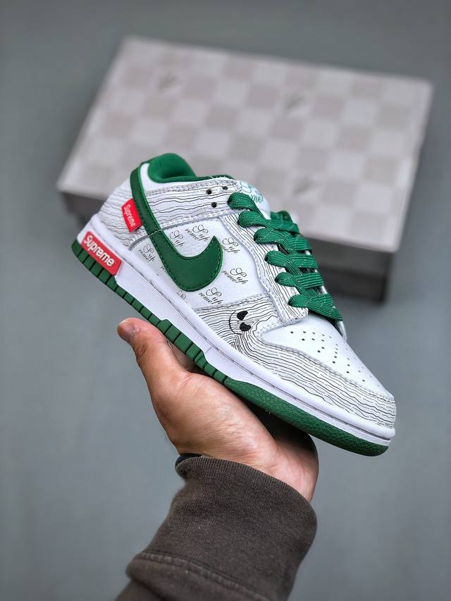 Supreme x Nike Dunk Low 联名-绿鬼脸 SB低帮休闲板鞋 #美国街头滑板鞋潮牌，红底白色的独特LOGO使Supreme引领潮流，鞋底中部加