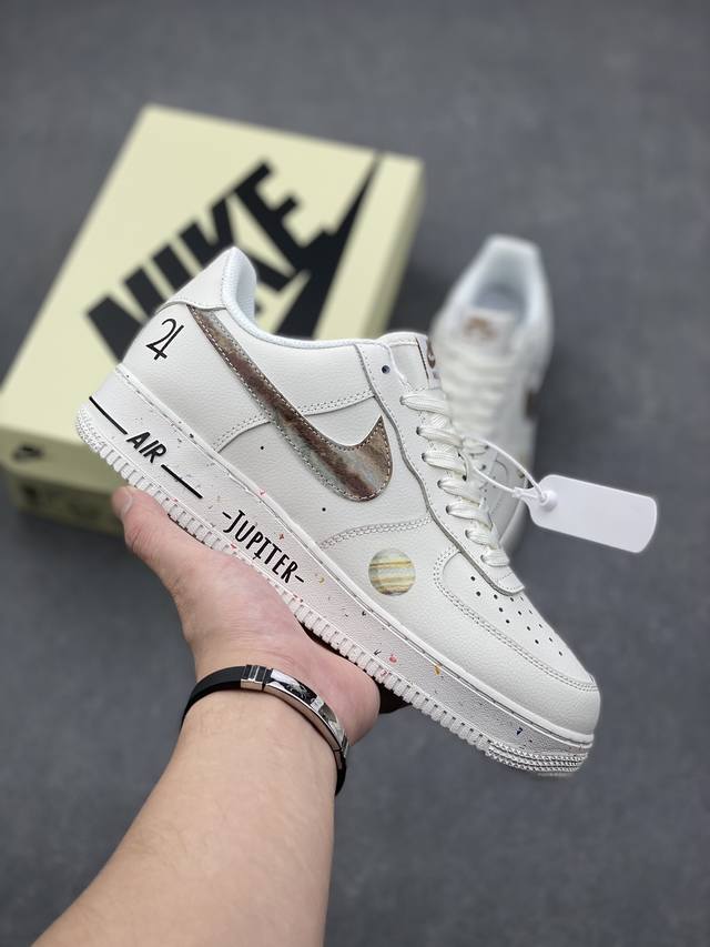 NIKE AirForce1空军一号板鞋 NIKE限量发售“星球限定系列”以木星为灵感，打造全 新AIR Force1板鞋原楦头原纸板打造纯正低帮空军版型 原盒