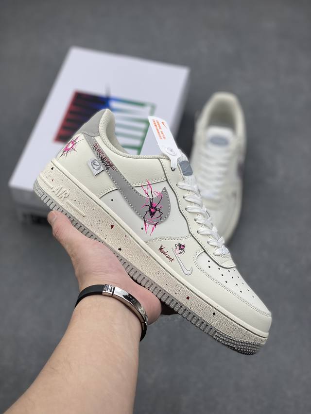 独家实拍 Nike Air Force 1 Low “Mercury spider”万圣节主题系列 “水银蜘蛛” 空军一号低帮休闲运动板鞋 当万圣的钟声响起，水