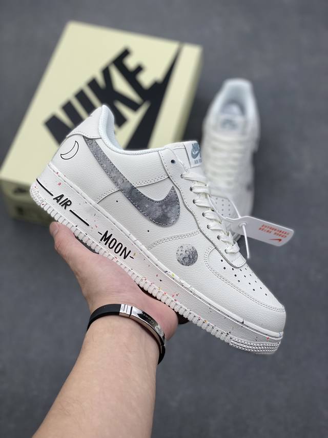 NIKE AirForce1空军一号板鞋 NIKE限量发售“星球限定系列”以月球为灵感，打造全 新AIR Force1板鞋原楦头原纸板打造纯正低帮空军版型 原盒