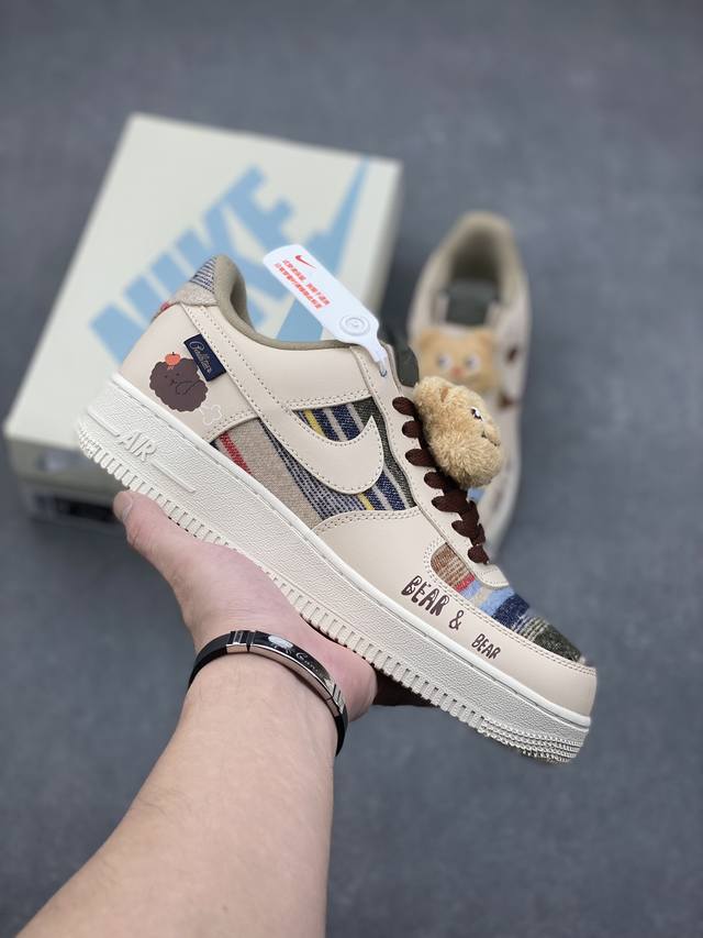 臭屁熊”订制空军一号板鞋 该定制版球鞋选用原鞋款为Nike Air Force 1'07 空军一号低帮休闲板鞋，该鞋设计灵感来源于可爱的放屁小熊。鞋身整体浅调温