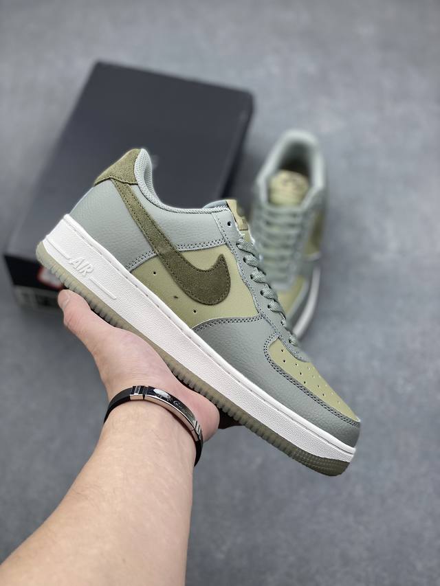 Air Force 1 ‘07 Low 原楦头原纸板 打造纯正空军版型 #专注外贸渠道 全掌内置蜂窝气垫 #原盒配件 原厂中底钢印、拉帮完美 官方同步上架 货号