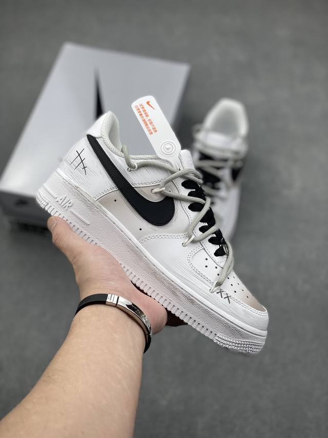 耐克Nike AIR FORCE 1‘07空军一号低帮百搭休闲运动板鞋。柔软、弹性十足的缓震性能和出色的中底设计，横跨复古与现代的外型结合，造就出风靡全球三十多