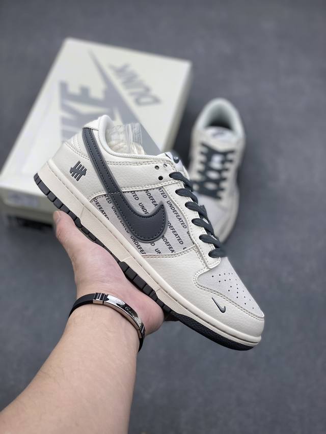 海外爆款限量发售！公司级 Nike SB Dunk Low“ UN联名 英文米灰底” 周年高端定制 低帮休闲板鞋 定制鞋盒 大厂纯原品质出货 超高清洁度 皮料切